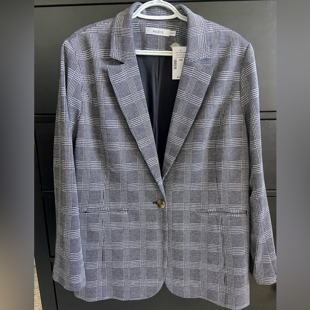Beautiful Women’s blazer. Size XXL. Ricki’s. Fully lined. BNWT! Pockets.